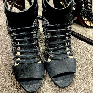 Vince Camuto size 8 black suede sandals